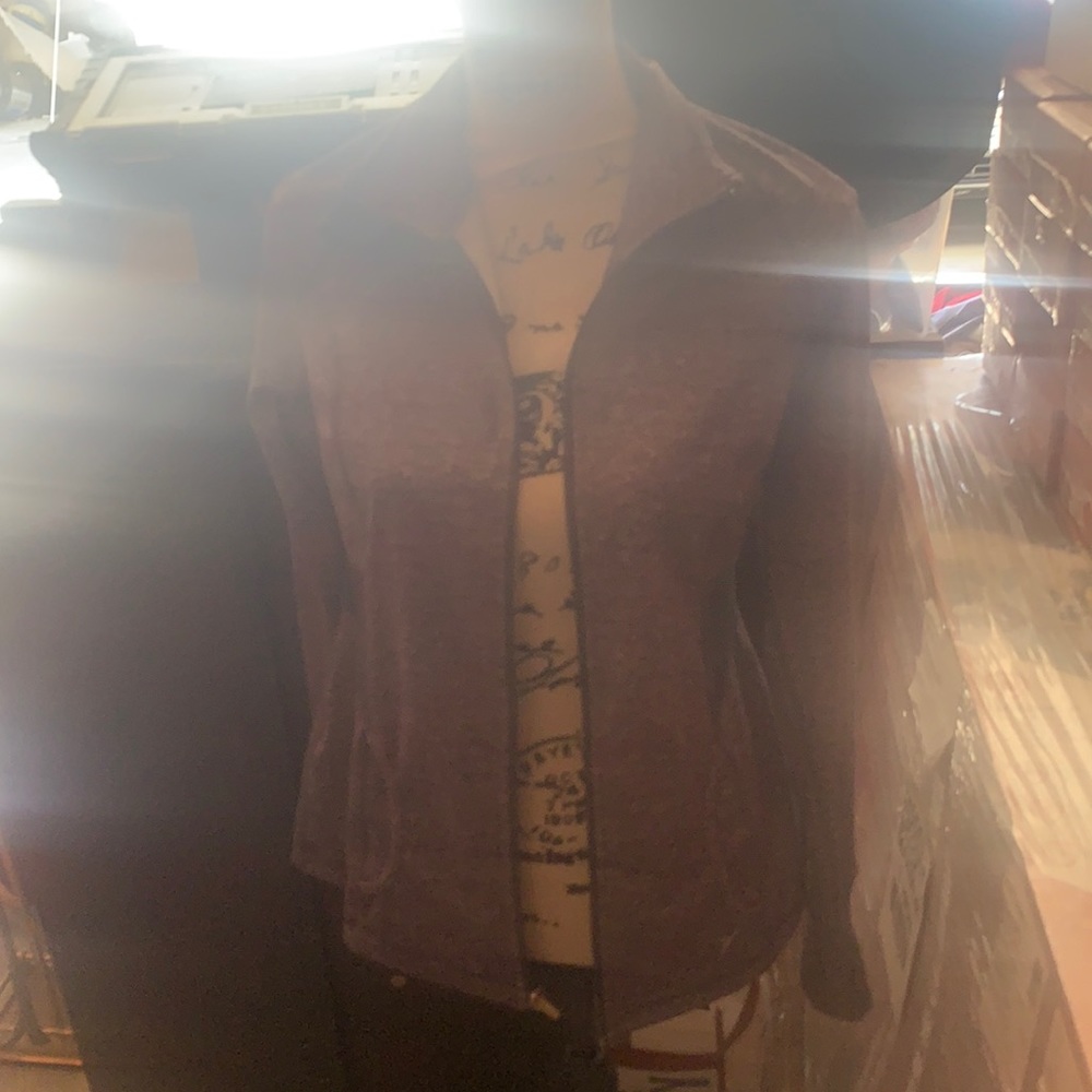 Very cute active jacket to wear to the gym